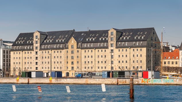 Erhvervsejendom der ligger ud til vandet i København