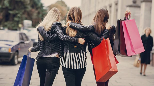 Unge piger der shopper 